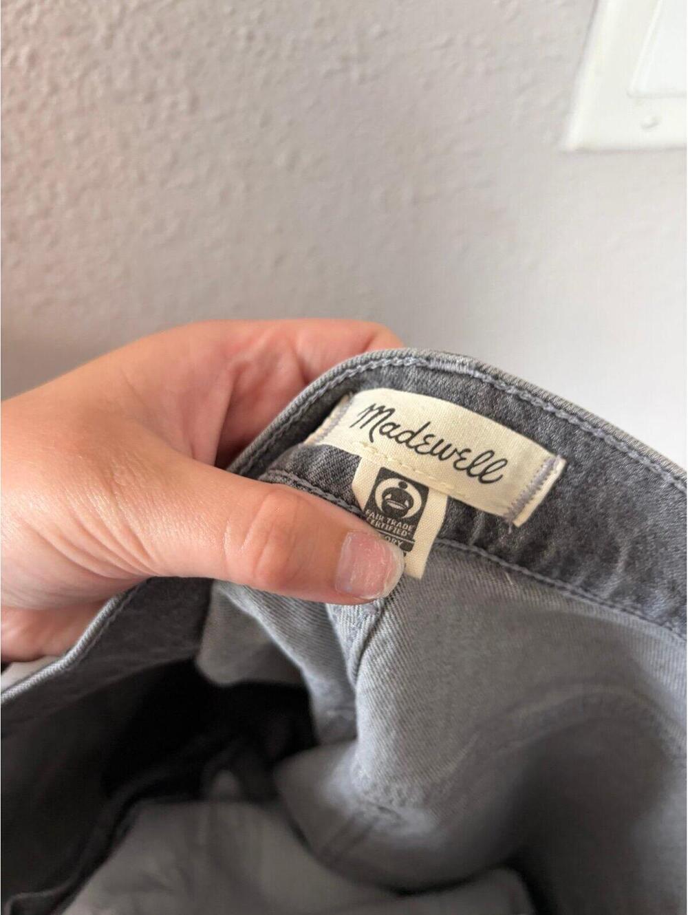 Madewell '90s Straight Grey Wash Jeans size 31. Inseam is 28in - Picture 4 of 4